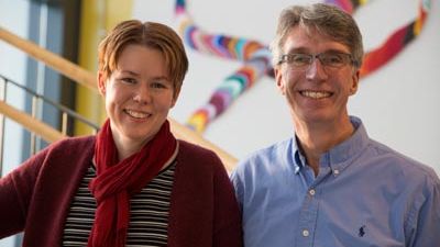 Bakom förstudieprojektet ”Spel som etableringsverktyg” står Katrin Dannberg, adjunkt i medier, estetik och berättande, och Per Backlund, biträdande professor i datavetenskap vid Högskolan i Skövde. 