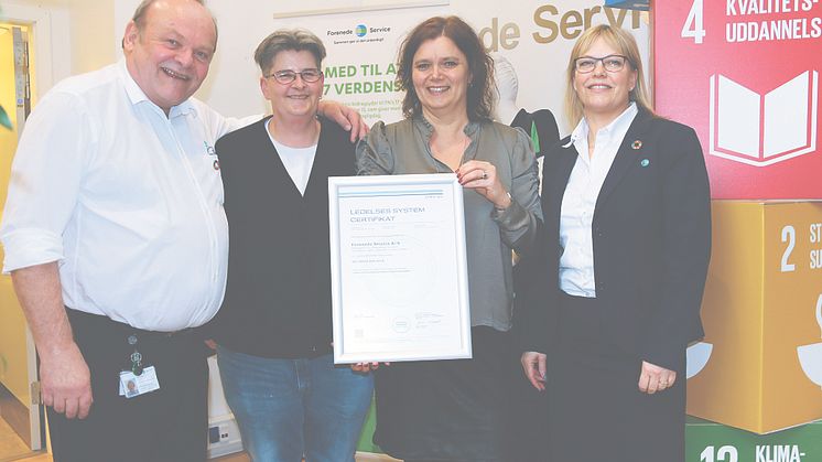 En stolt Kvalitet- arbejds- og miljøafdeling sammen med Lead Auditor, Maria Vitten, fra Det Norske Veritas (DNV GL), der overrakte certifikatet for at Forenede Service nu er virksomhedscertificeret i INSTA 800.