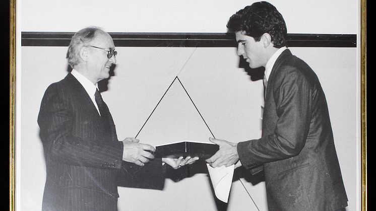 Karl Grunewald tar emot pris av familjen Kennedy 1986.