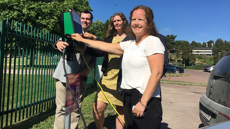 Andreas Pettersson (C) kommunalråd, Monika Bubholz (MP) kommunalråd och Ulrika Krantz Tedfelt från Karlstads El- och Stadsnät laddade första bilen på dagens pressträff vid Mariebergsskogen.