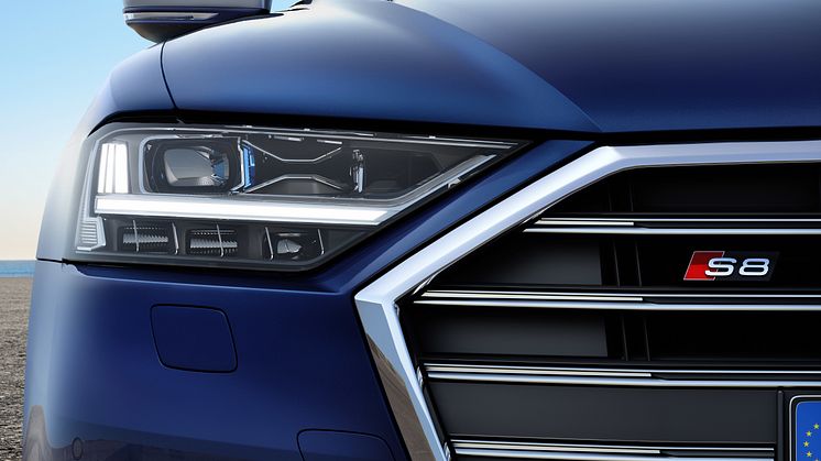Audi S8 (Navarreblå metallak)