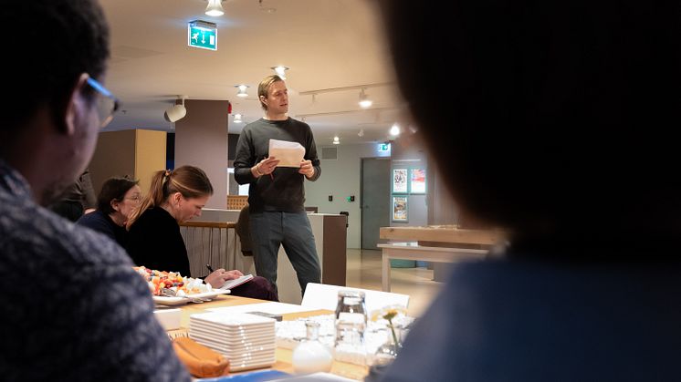 Matias Falbdakken presenterer forslaget for juryen i 22julisenteret 20 jan 