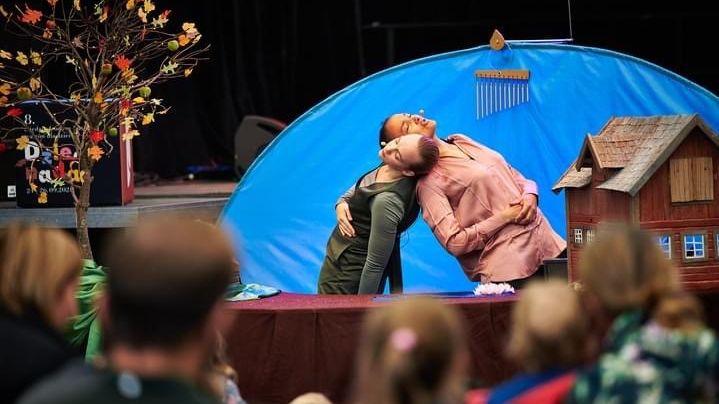 Till Polen fick medlemmar i Västerås-gruppen Awake Projects utbytesbidrag, de spelade två föreställningar på Festival Dziecinada. Fotograf: WroFoto