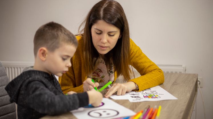 Elevassistenter i skolan har en otydlig roll
