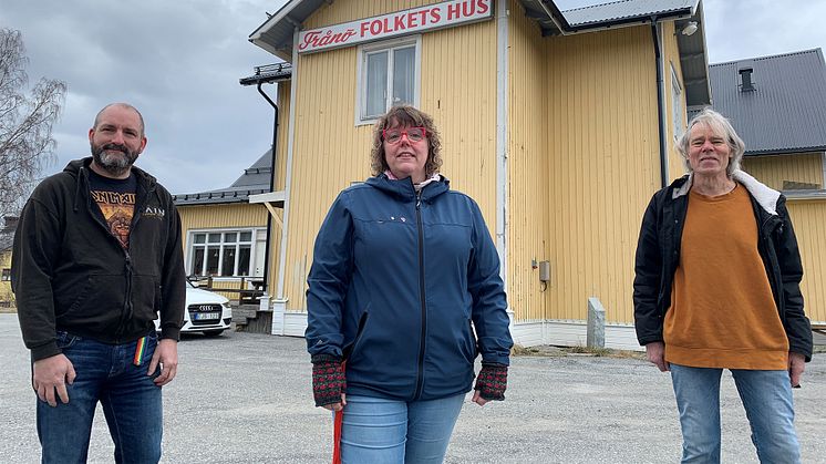 Malin Svanholm (S), kommunstyrelsens ordförande, och Jon Björkman (V), kommunstyrelsens vice ordförande, besökte början av demonstrationsvägen för en visning av de skyltar som konstnären Janne Björkman utformat på uppdrag av kommunen.