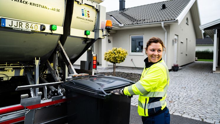 Här är fyrfackskärlen som Louise och hennes kollegor tömmer dagligen. “Vi ställer inte kärlen åt fel håll för att vi är lata eller vill jäklas“