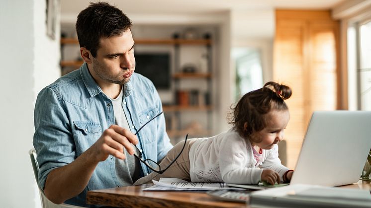 Homeoffice und Kinderbetreuung: Arbeitnehmer müssen momentan viele Herausforderungen bewältigen. Foto: Drazen Zigic, iStock