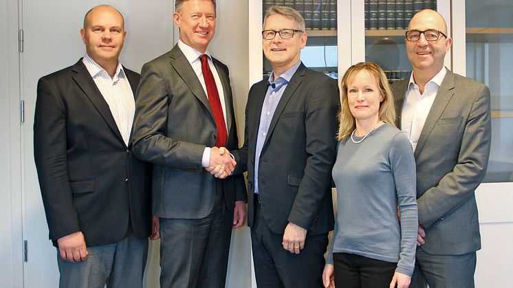 Bildtext: Advokaterna Olov Matsson, Bertil Wingqvist, Madeleine Ljungberg och Claes Wallenborg hälsar Ronny Henning, i mitten, välkommen.