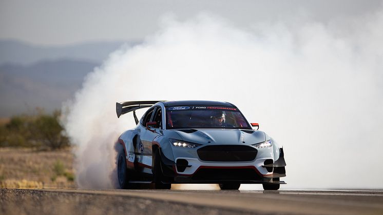 2021_FORD_MACH-E_1400_03
