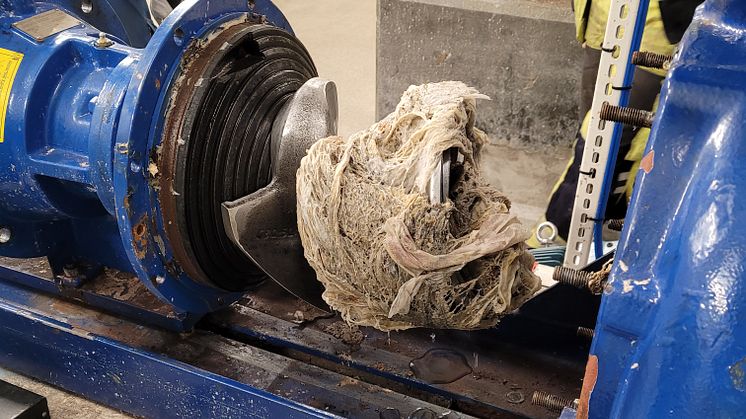 Våtservetter och hushållspapper löses inte upp av vatten som toalettpapper. De tvinnar ihop sig till långa snaror som kan fastna i avloppsledningar och pumpstationer. Bild: VA SYD