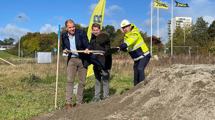 Fredagen den 15 oktober sattes spaden i marken för 113 hyresrätter i Lunds nya område Södra Råbylund. Det första spadtaget togs av Fredrik Leo VD JSB, Fredrik Altin Projektledare LKF och Fredrik Millertson VD LKF.