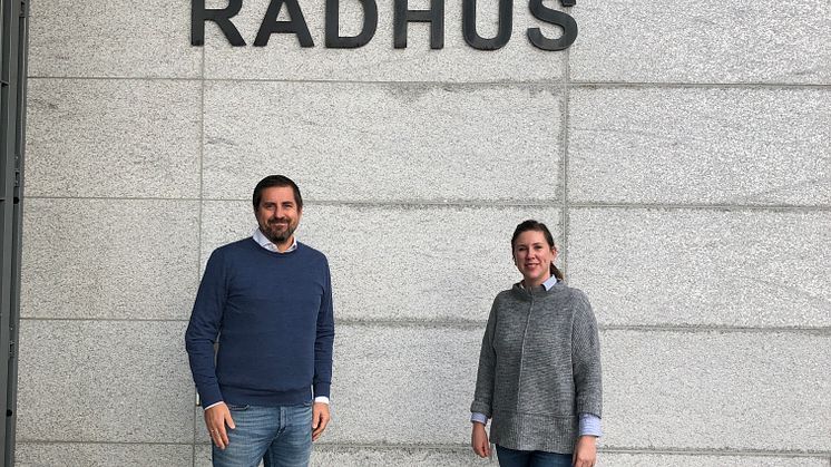 På bildet: Kurt Svendsen fra Haugen Kontorforum og Marie Christine Thorstensen fra Ålesund kommune. 