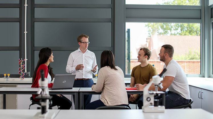 Fujitsu och Chalmers inleder samarbete kring innovation och artificiell intelligens 