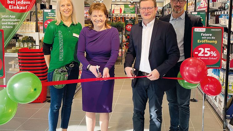 Vizebürgermeisterin Karin Hörzinger und Fressnapf Geschäftsführer Hermann Aigner eröffnen die vierte Linzer Fressnapf-Filiale mit Filialleitung Barbara Freudenthaler und Salesdirector Thomas Kerschbaumer. 
