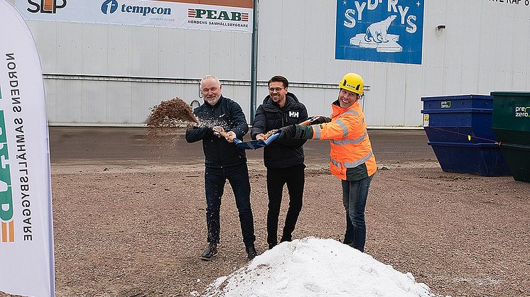 Nu är det första spadtaget gjort på Tempcons dotterbolag Syd Frys nya anläggning i Hyllinge som innebär en ökning av lagerkapaciteten med 20 000 pallar.
