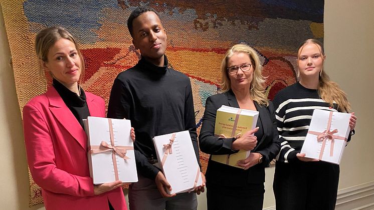 Friends generalsekreterare lämnar över namnunderskrifter tillsammans med Friends ungdomsråd