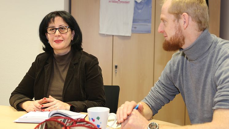 Dr. Ruzanna Hanesyan-Bajadjan ist die zweite Koordinatorin des "Forum-Asyl-Schwalmstadt". Hier ist sie im Gespräch mit Diakon Björn Keding, Geschäftsführer der Diakonischen Gemeinschaft Hephata.