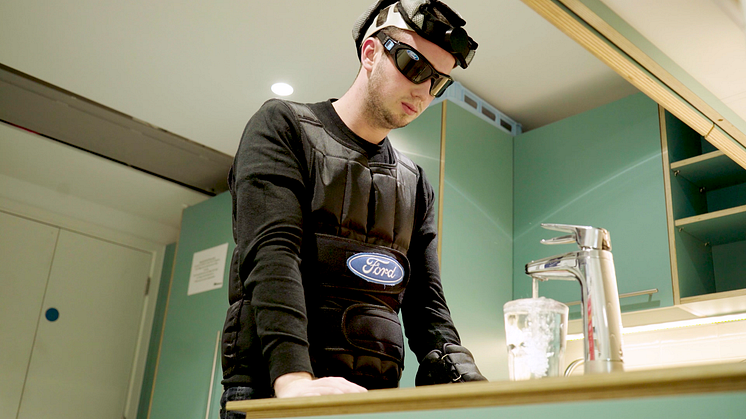 Forschung vergleicht die Beeinträchtigung durch schläfriges Fahren mit Trunkenheit. „Sleep Suit“-Brille simuliert müdigkeitsbedingte Sichtstörung