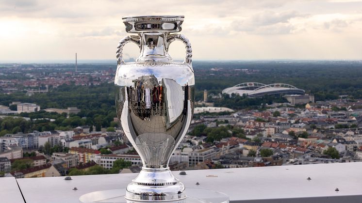 Pokal mit der Trophäe auf dem City-Hochhaus und Blick über die Stadt Leipzig