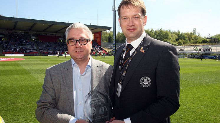 ng homes board member Richard Porter (left) with Partick Thistle Managing Director Ian Maxwell (right)
