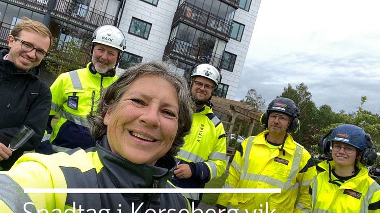 Från vänster: Arkitekt Ola Klåvus PE Teknik och arkitektur, Ulrika Nyström, affärsområdeschef på Riksbyggen Bostad tillsammans med entreprenörer från Brixly AB och Alméns sprängtjänst