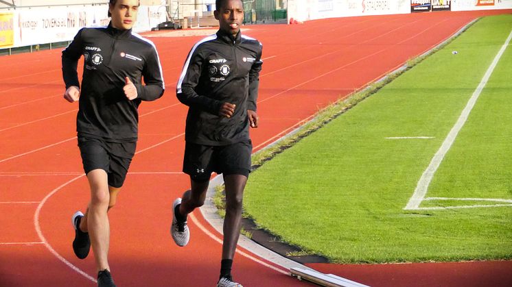 Friidrottseleverna Jonas Magnusson och Sharmarke Ahmed är två av de 140 eleverna på Uddevalla Elitidrottsgymnasium som nu har tillgång till den nya appen.