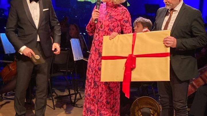 Cecilia Björkengren & Stig Olsson överlämnar jubileumsgåvan som tas emot av Johan Birgersson på Musikhögskolan Ingesund
