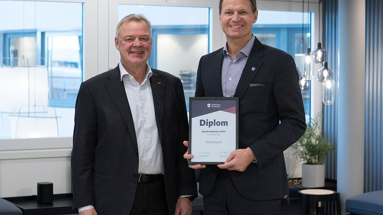 Storebrand har utmerket seg best i forhold til Söderberg & Partners kriterier innen til bærekraftig livsforsikring. Her mottar Odd Arild Grefstad, konsernsjef i Storebrand, diplomen fra Jan Kjetil Hvamstad, CEO i Söderberg & Partners.