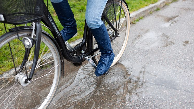Regnöverdraget går snabbt att sätta på benen och den smarta designen gör att du kan cykla i dina vanliga skor.