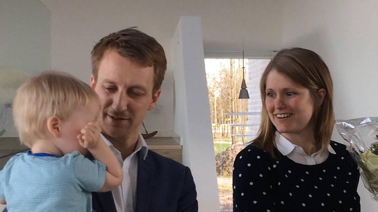 Der var lutter store smil, da Camilla og Jacob, nytillflyttere til Støvring, blev budt velkommen af Rebild Kommunes borgmester på familiens nye matrikel på Bæveren i Støvring.  