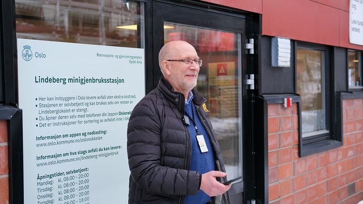 Direktør Hans Petter Karlsen tester døråpner-appen (foto: Felicia Y. Andreasson)