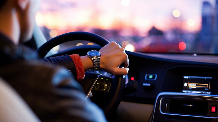 Nach einem Verkehrsunfall hilft der Zentralruf der Autoversicherer seit über 50 Jahren weiter. Foto: Why Kei/unsplash.com