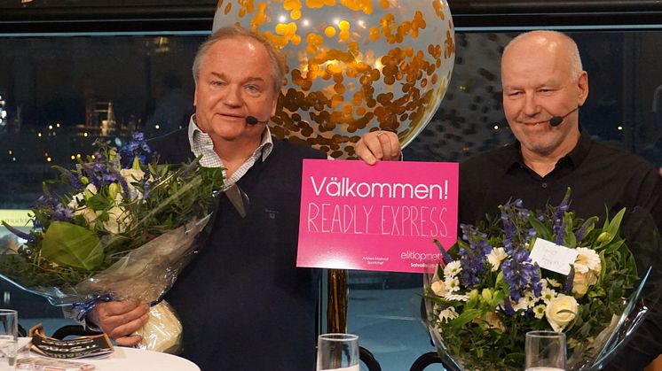 Ägaren Rolf Andersson och tränaren Timo Nurmos tar emot årets första Elitloppsbiljett. 