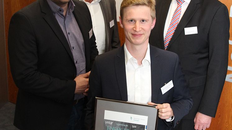 Preisträger Fynn Christian Bollhöfer (vorn) mit Prof. Dr. rer.nat.Johannes Üpping, Juryvorsitzender Klaus Meyer und WWE-Geschäftsführer Dr. Stephan Nahrath