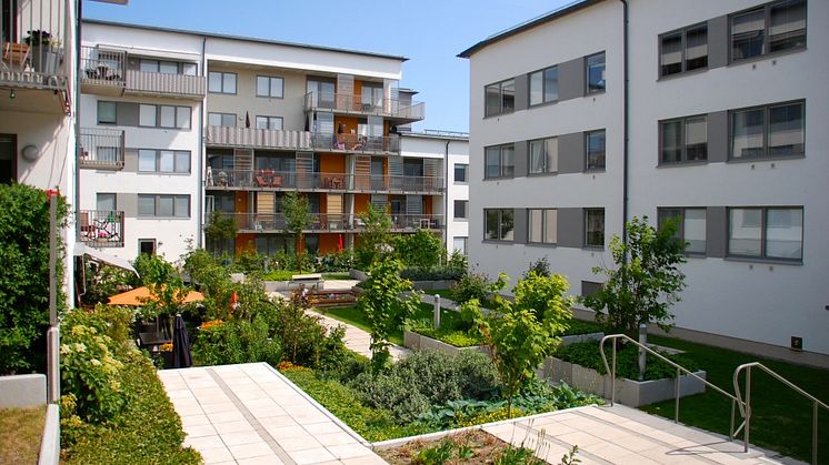 HSB-föreningen Brf Torghusen med skyddad innergård omgärdad av 3 huskroppar med 113 lägenheter