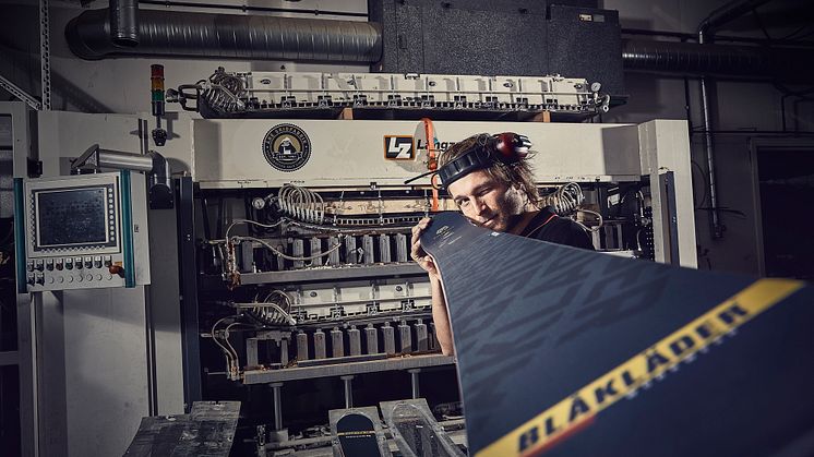 Blåkläder mit selbst designten Ski von Åre Skidfabrik
