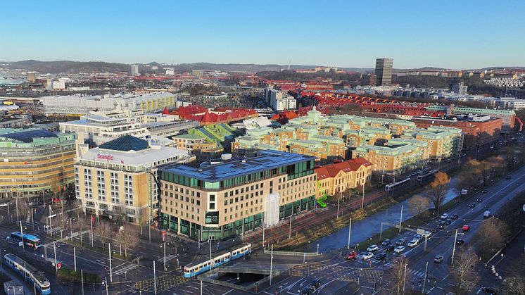 Stampen 5:6 före och efter till- och ombyggnation av fastigheten. En utveckling som resulterat i ett toppmodernt premiumkontorshus mitt i centrala Göteborg. 