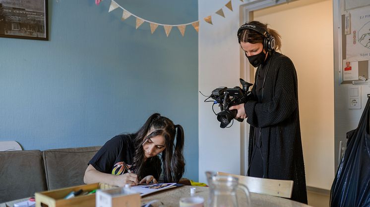 Dorna Farrahi studerar vid Arkitekthögskolan vid Umeå universitet. Hon är en av deltagarna som tittarna för följa i den nya realityserien Hallå campus. Foto: Umeå universitet