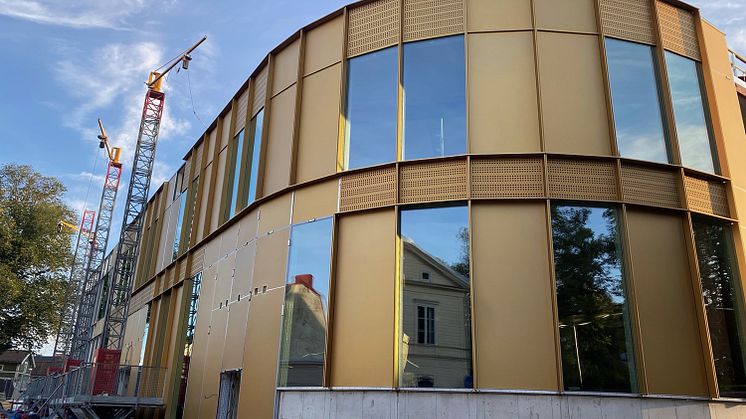 5 meter långa fyllningspaneler i guld pryder fasaden