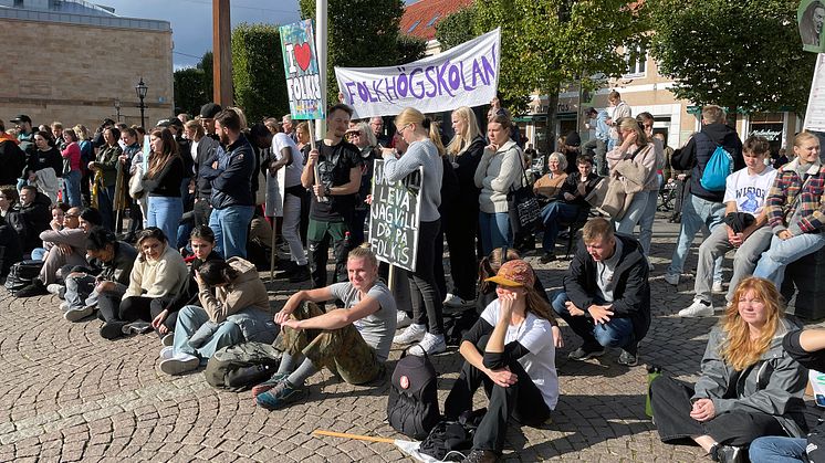 I september 2023 samlades folkhögskolor och deltagare på olika platser runt om i Sverige under parollen #FolkhögskolanBildarSverige. Bilden är från Jönköping. Foto: Södra Vätterbygdens Folkhögskola