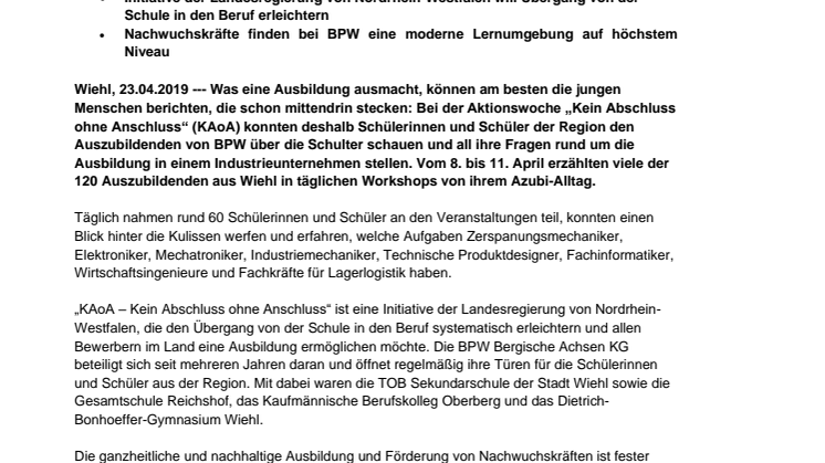 Schüler schauen Auszubildenden über die Schulter