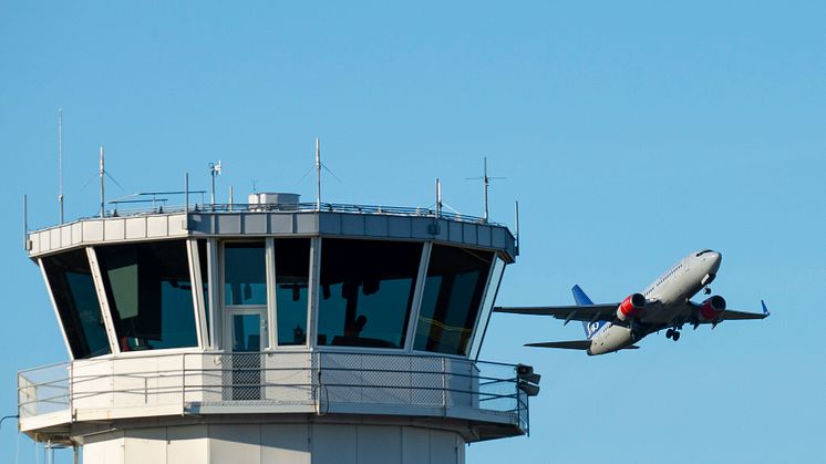 SAS Boeing 737 tränar start och landning på Karlstad Airport