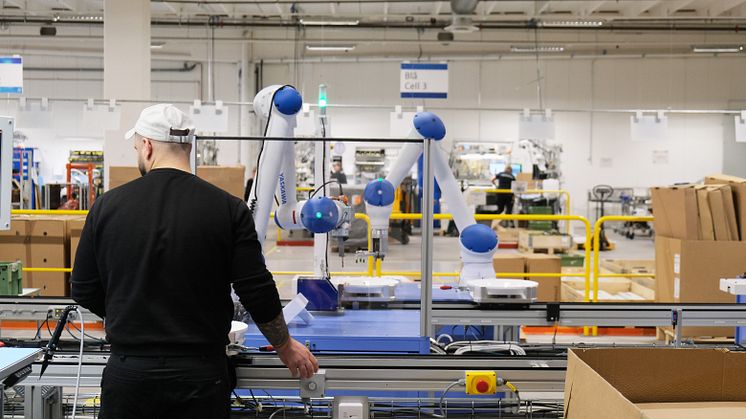 Kollaborativa robotar är lättare att placera i en befintlig produktionslinje än vanliga industrirobotar.