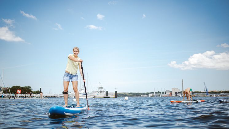 Beim SUP Firmencup paddeln die Teams in einer Staffel um einen ausgelegten Tonnenparcours