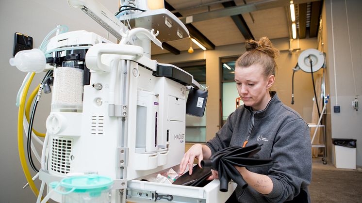Anna-Karin Haag, legitimerad djursjukskötare vid institutionen för kliniska vetenskaper, vid en av de ventliatorer som SLU kan låna ut. Fotograf: Jenny Svennås-Gillner, SLU