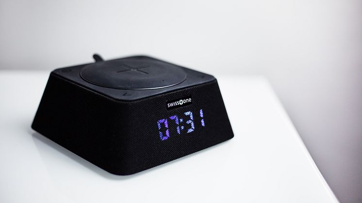 Väckarklocka med radio & portabel Qi-laddare