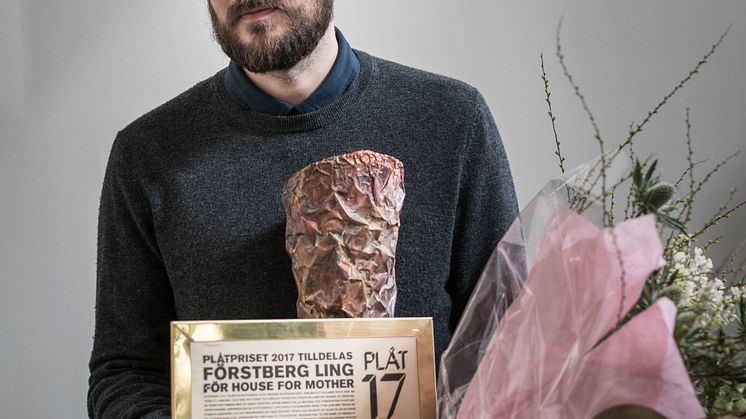 Björn Förstberg från Förstberg Ling tog emot PLÅTPRISET 2017 för "House for Mother".