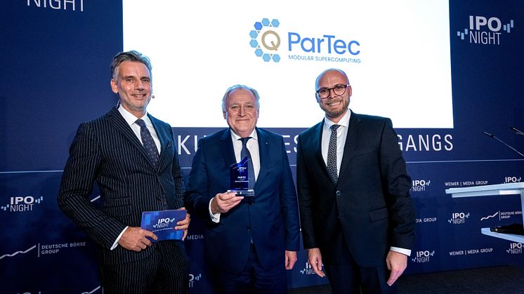 IPO Award 2023_Hugo Falter Mitte und Laudator Dr. Fabian Mehring rechts