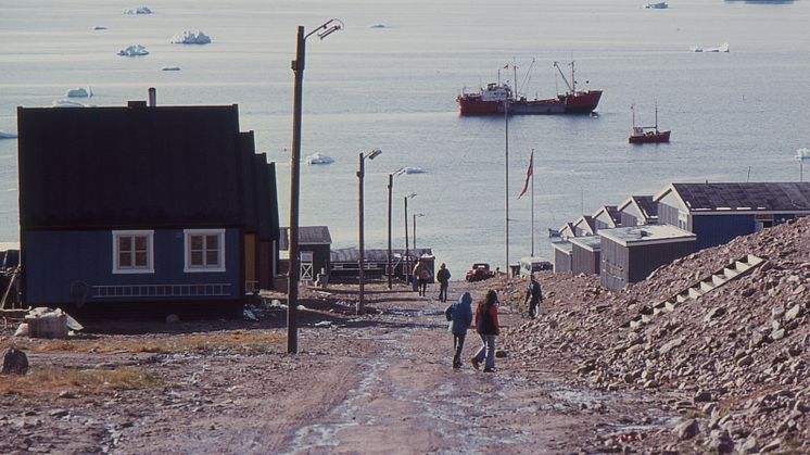 (foto_Philip Bogaert_MSarkiv) Stemningsfoto fra Thule/ Qaanaaq, år 1976. Fotografen var som ung frivillig med til at flytte fire tidligere kolonibygninger, der i dag er rammen for det kulturhistoriske lokalmuseum, Maniitsoq Museum i Grønland.