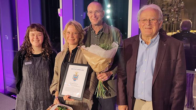 Tora Pederby, bygg- och miljöförvaltningen, vinnarna Caroline Mårtensson och Patrik Bengtsson samt byggnadsnämndens ordförande Jan Prytz ler ikapp under utdelningen av årets arkitekturpris.